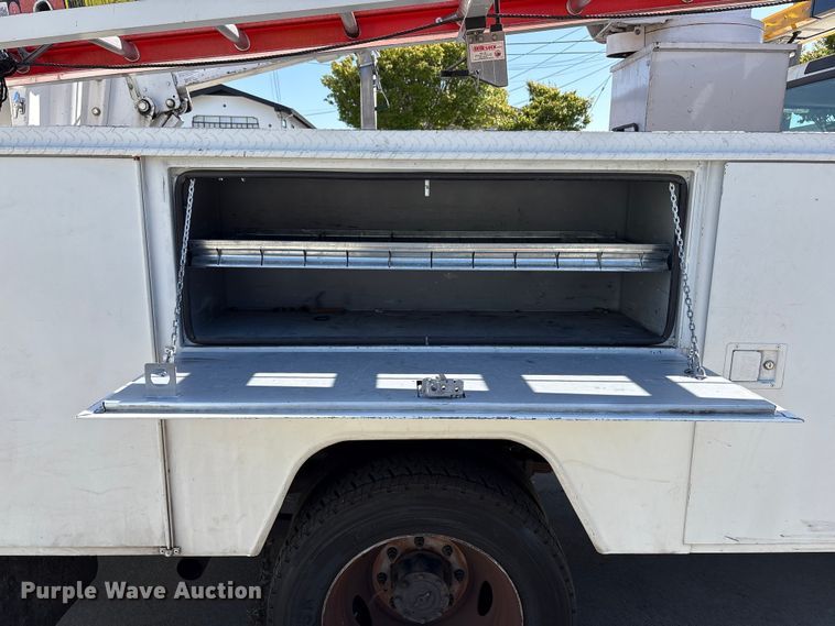 image for item EU8671 2004 Ford F450 Super Duty bucket truck