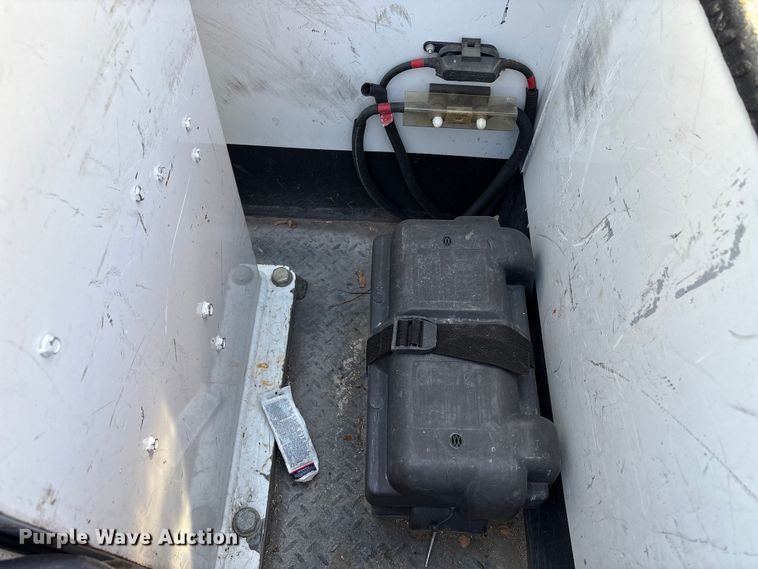 image for item EU8671 2004 Ford F450 Super Duty bucket truck