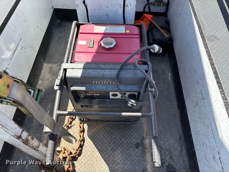image for item EU8671 2004 Ford F450 Super Duty bucket truck