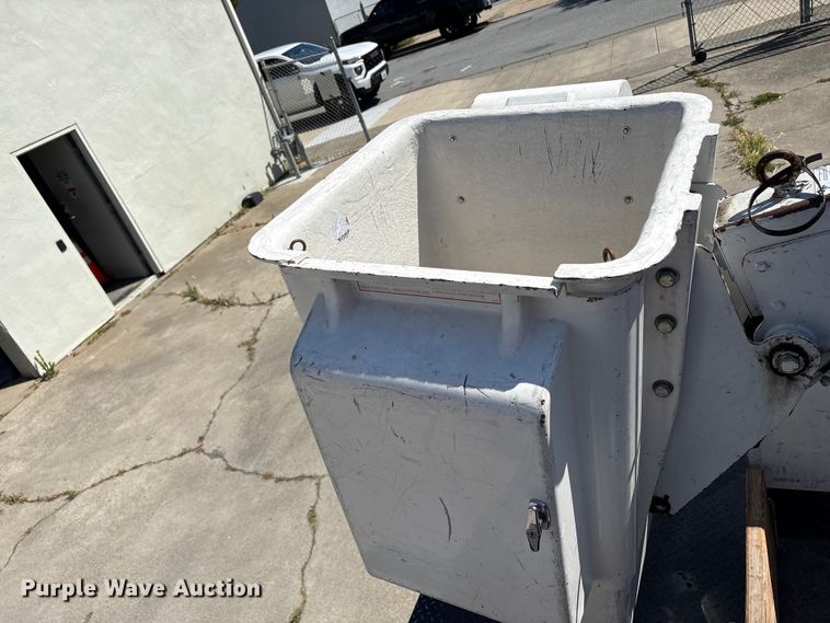 image for item EU8671 2004 Ford F450 Super Duty bucket truck