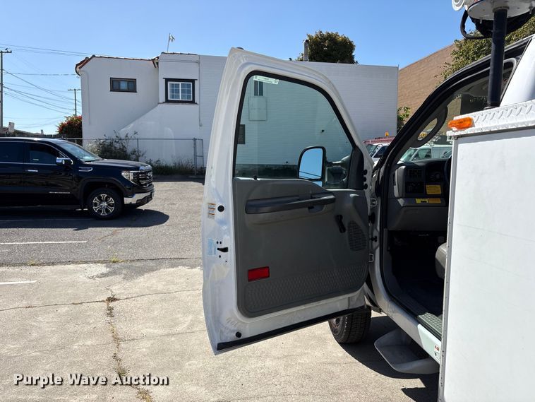 image for item EU8671 2004 Ford F450 Super Duty bucket truck