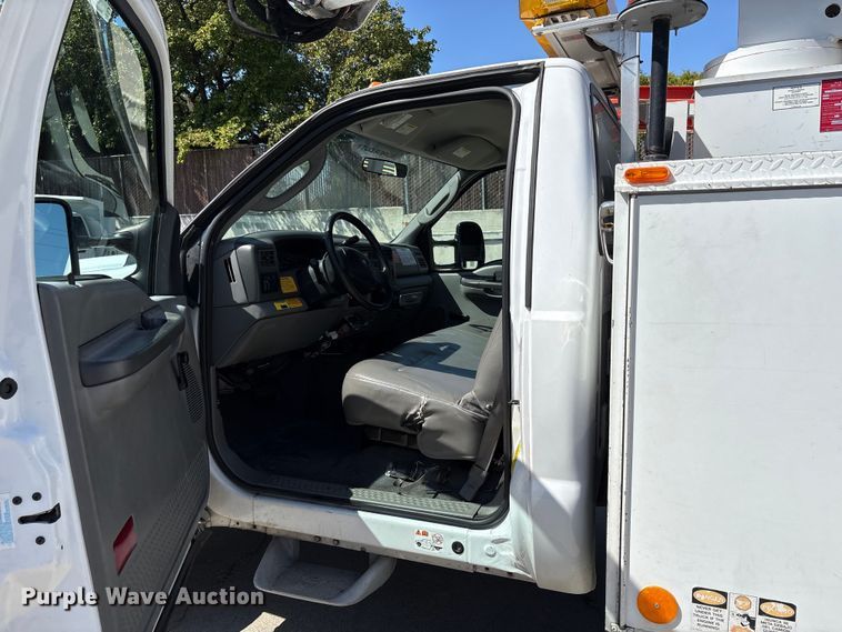 image for item EU8671 2004 Ford F450 Super Duty bucket truck