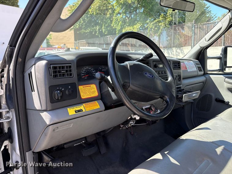 image for item EU8671 2004 Ford F450 Super Duty bucket truck