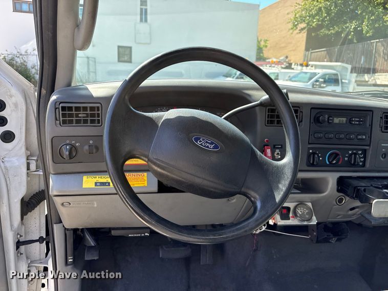 image for item EU8671 2004 Ford F450 Super Duty bucket truck