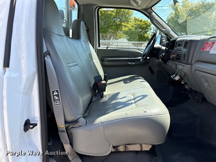 image for item EU8671 2004 Ford F450 Super Duty bucket truck