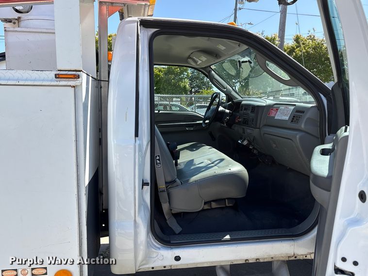image for item EU8671 2004 Ford F450 Super Duty bucket truck