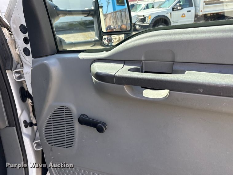 image for item EU8671 2004 Ford F450 Super Duty bucket truck