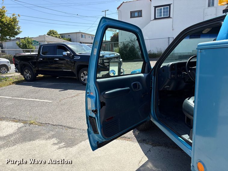 image for item EU8672 1995 Chevrolet C3500  utility bed pickup truck with bucket lift