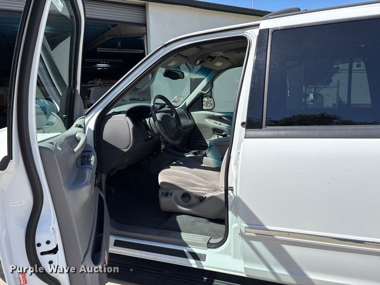 image for item EU8679 2000 Ford Expedition SUV
