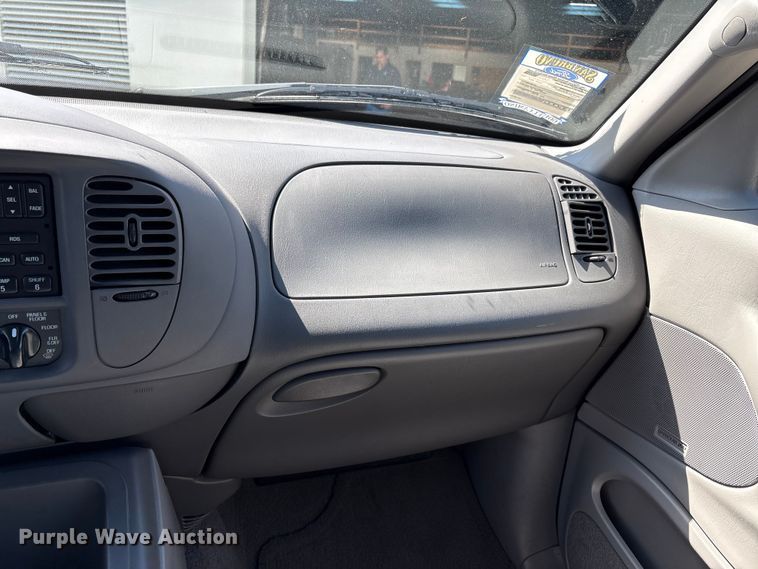 image for item EU8679 2000 Ford Expedition SUV