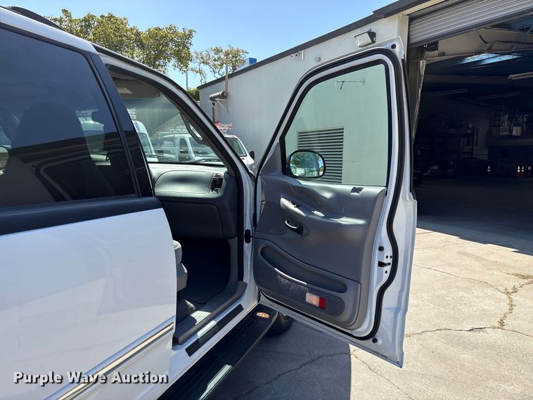 image for item EU8679 2000 Ford Expedition SUV