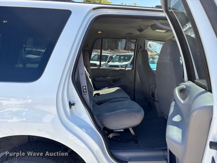 image for item EU8679 2000 Ford Expedition SUV