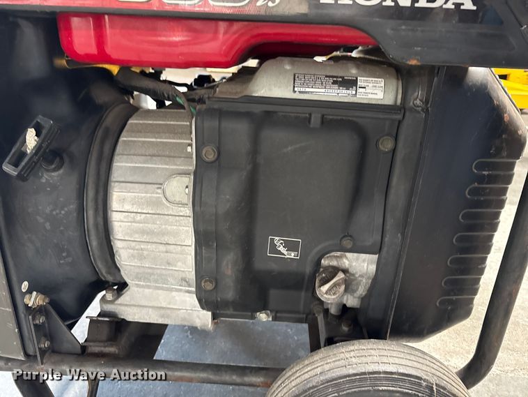 image for item EU8682 2010 Honda EM7000is generator