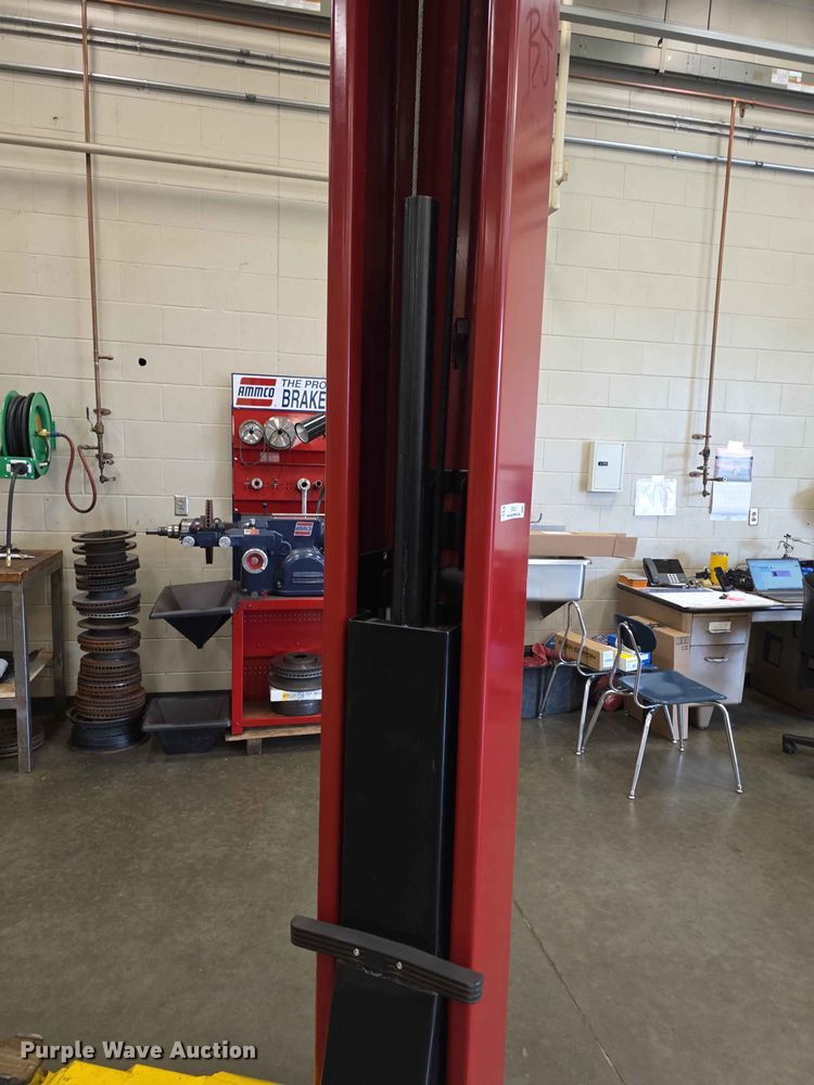 image for item EV2211 Snap-on Versymmetric CL10V3 two post automotive lift