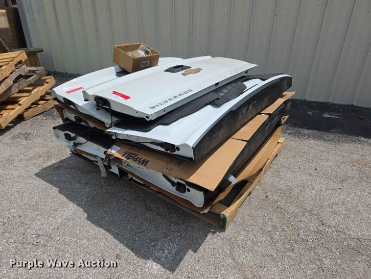 (9) Chevrolet pickup truck tailgates
