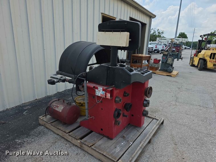 image for item EV2231 2014 Hunter DSP9200 tire balancer