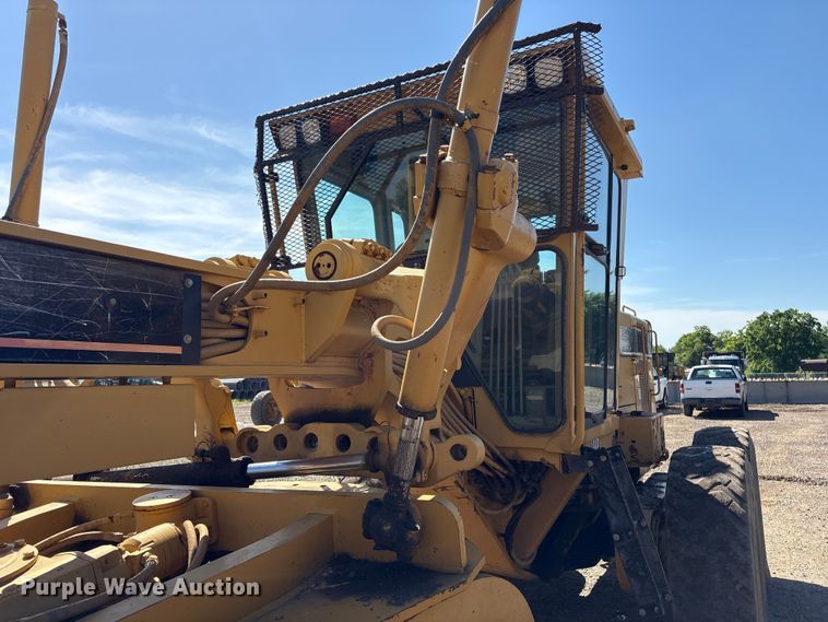 image for item EV2973 1999 Caterpillar 140H motor grader