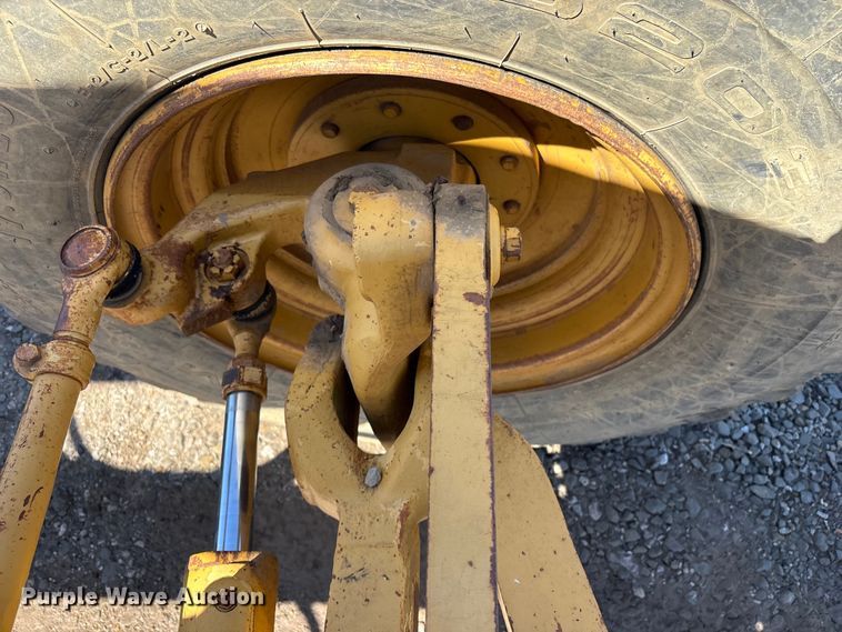 image for item EV2973 1999 Caterpillar 140H motor grader