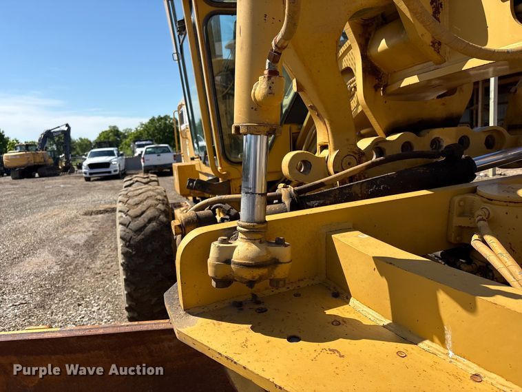 image for item EV2973 1999 Caterpillar 140H motor grader