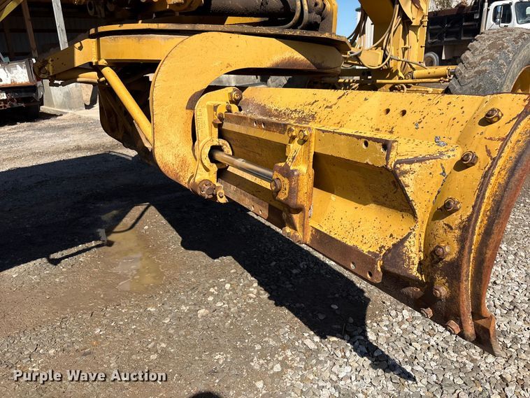 image for item EV2973 1999 Caterpillar 140H motor grader