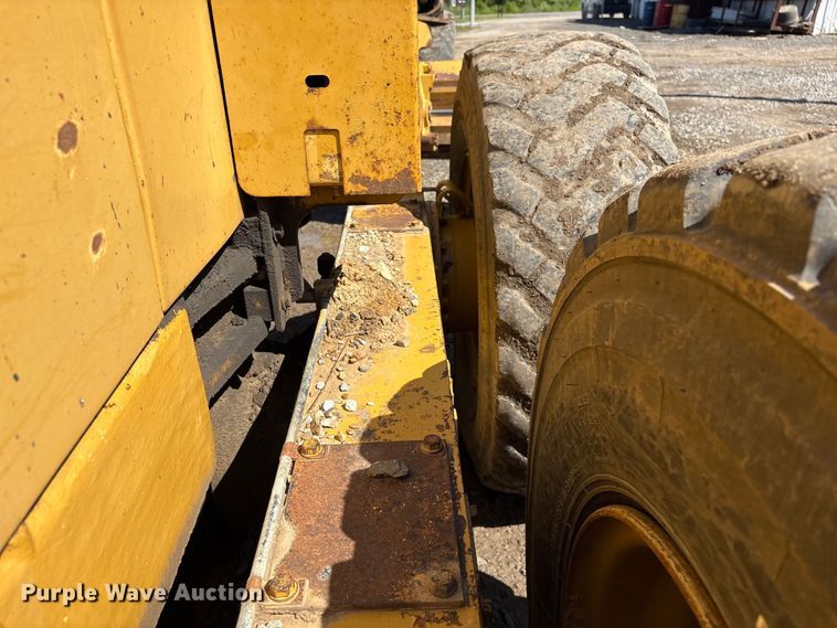 image for item EV2973 1999 Caterpillar 140H motor grader
