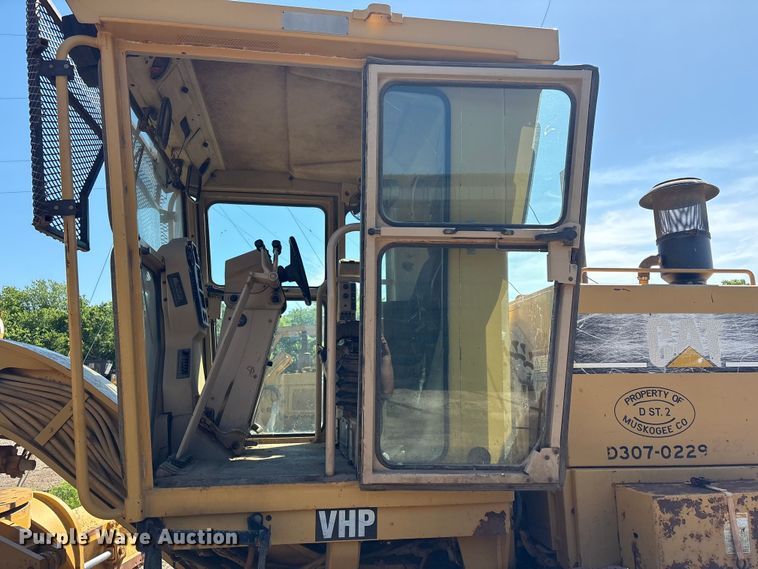 image for item EV2973 1999 Caterpillar 140H motor grader