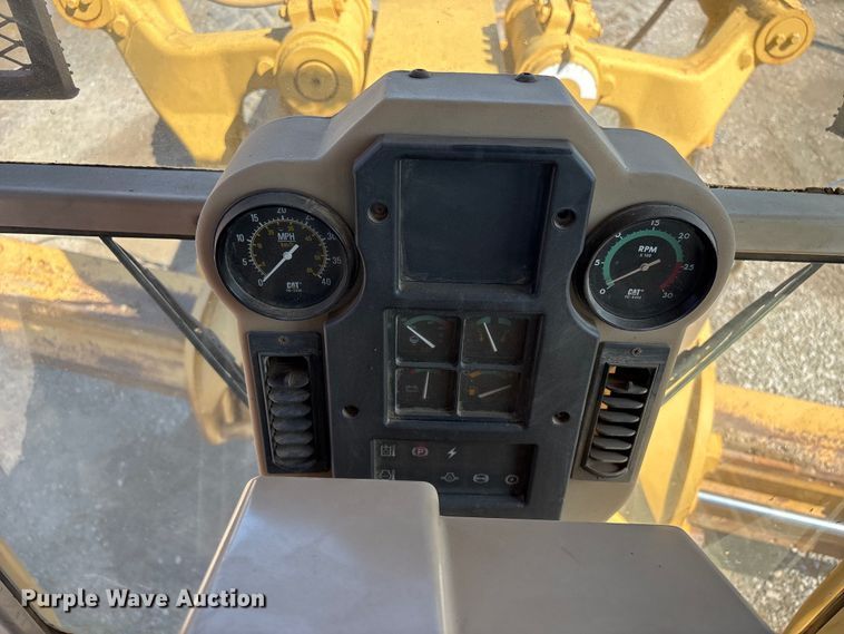 image for item EV2973 1999 Caterpillar 140H motor grader