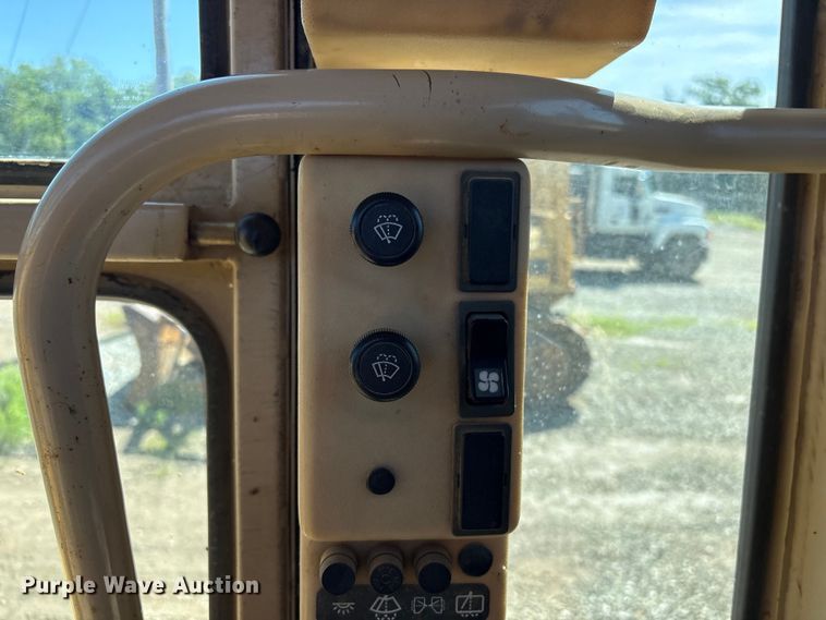 image for item EV2973 1999 Caterpillar 140H motor grader