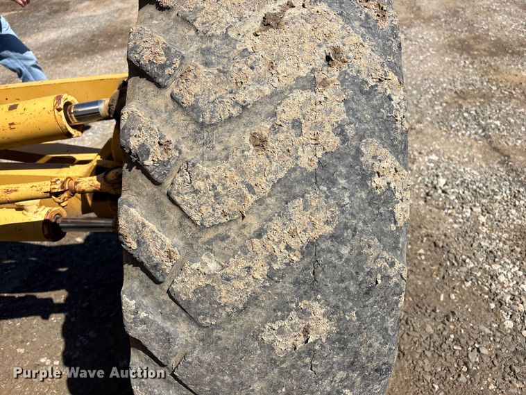 image for item EV2973 1999 Caterpillar 140H motor grader