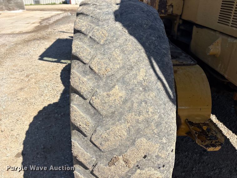 image for item EV2973 1999 Caterpillar 140H motor grader