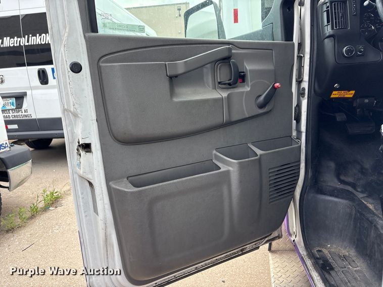 image for item EV2992 2016 Chevrolet Express shuttle bus