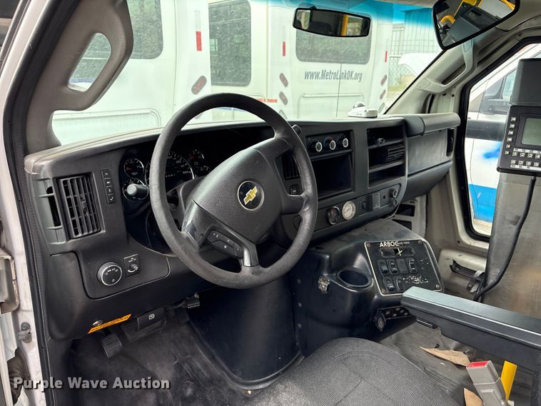 image for item EV2992 2016 Chevrolet Express shuttle bus
