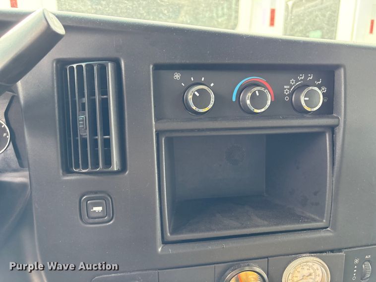 image for item EV2992 2016 Chevrolet Express shuttle bus