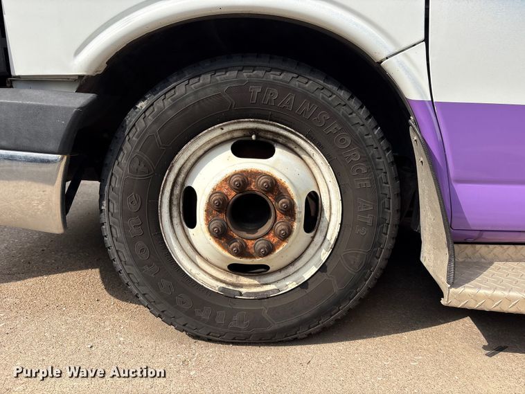 image for item EV2992 2016 Chevrolet Express shuttle bus