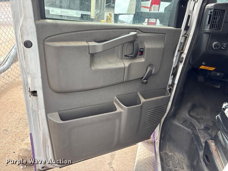 image for item EV2993 2016 Chevrolet Express shuttle bus
