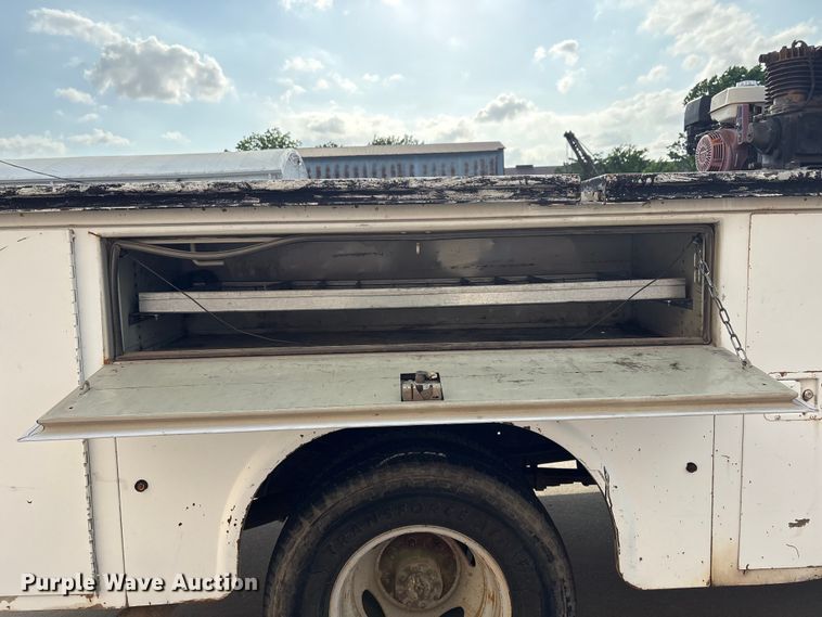 image for item EV2994 1999 Ford F350 Super Duty utility bed pickup truck