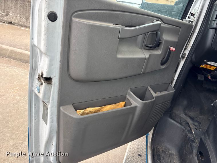 image for item EV2995 2016 Chevrolet Express shuttle bus