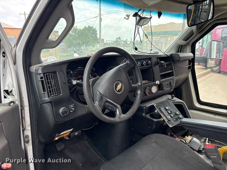 image for item EV2995 2016 Chevrolet Express shuttle bus