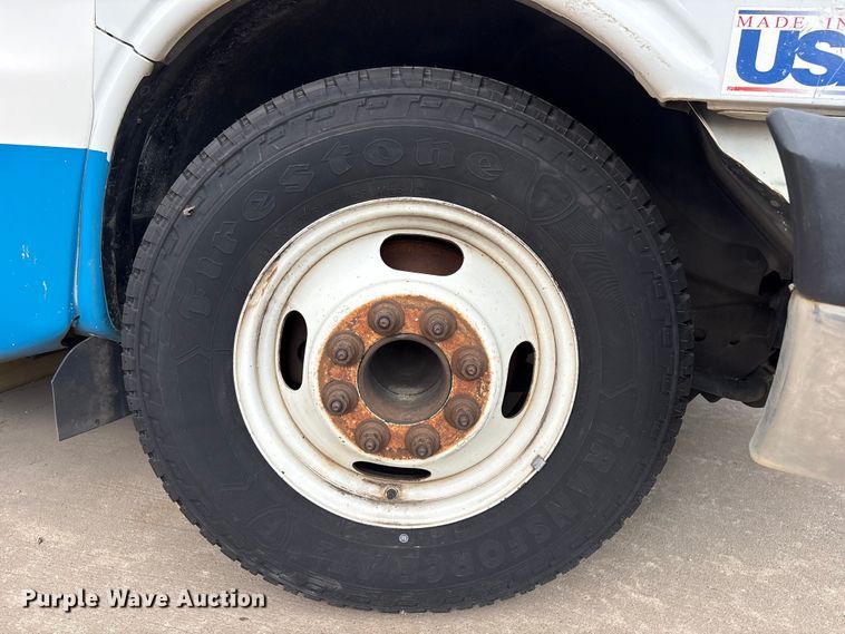 image for item EV2995 2016 Chevrolet Express shuttle bus