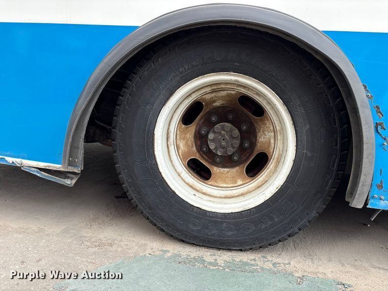 image for item EV2995 2016 Chevrolet Express shuttle bus