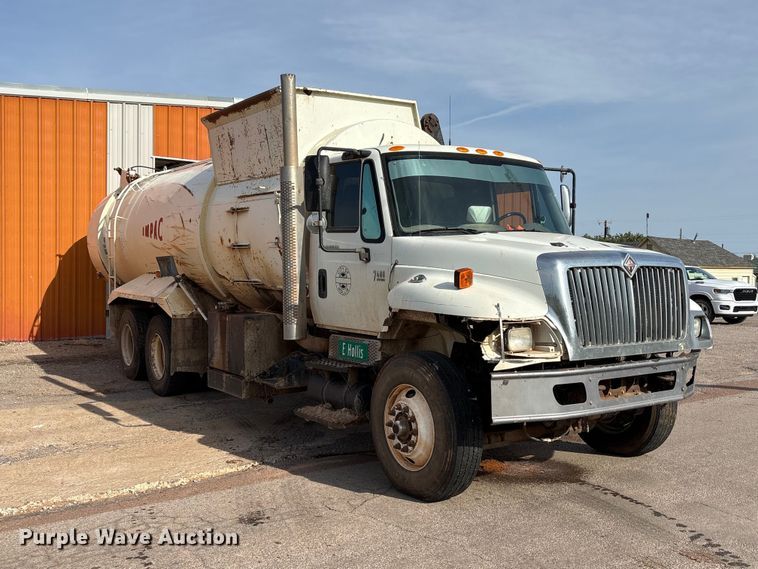 image for item EW0028 2005 International 7400 refuse truck