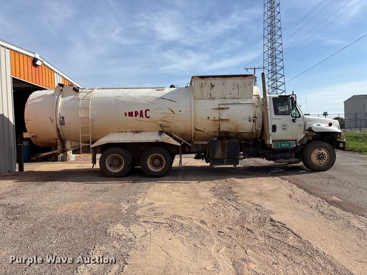 image for item EW0028 2005 International 7400 refuse truck