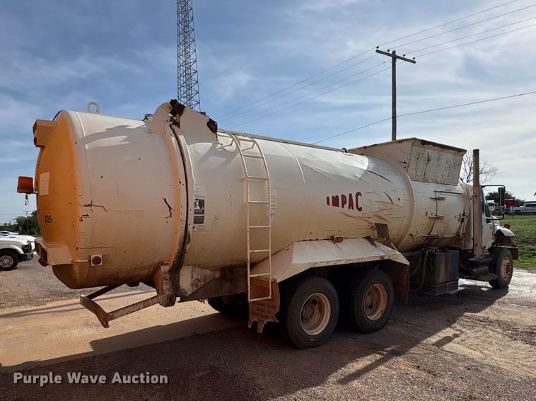image for item EW0028 2005 International 7400 refuse truck