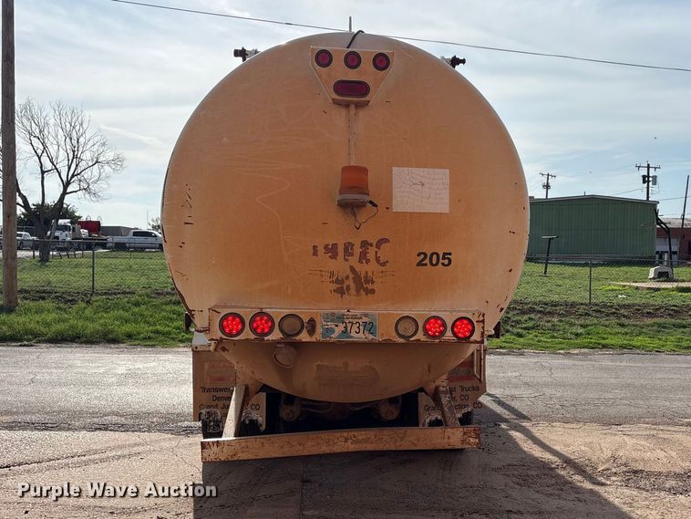 image for item EW0028 2005 International 7400 refuse truck