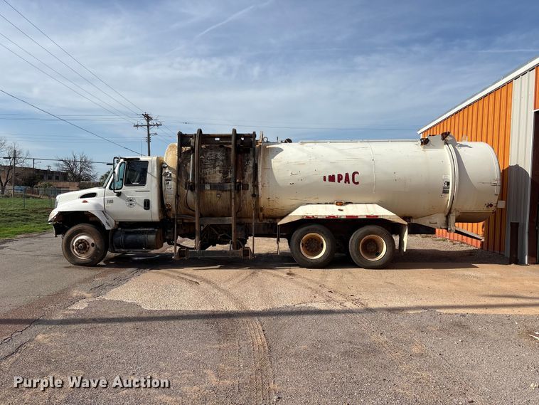 image for item EW0028 2005 International 7400 refuse truck