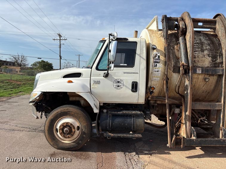 image for item EW0028 2005 International 7400 refuse truck