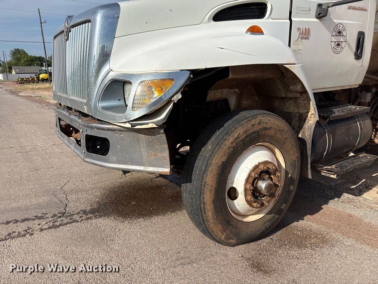 image for item EW0028 2005 International 7400 refuse truck