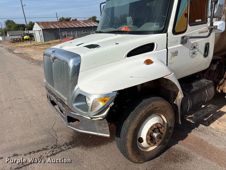 image for item EW0028 2005 International 7400 refuse truck