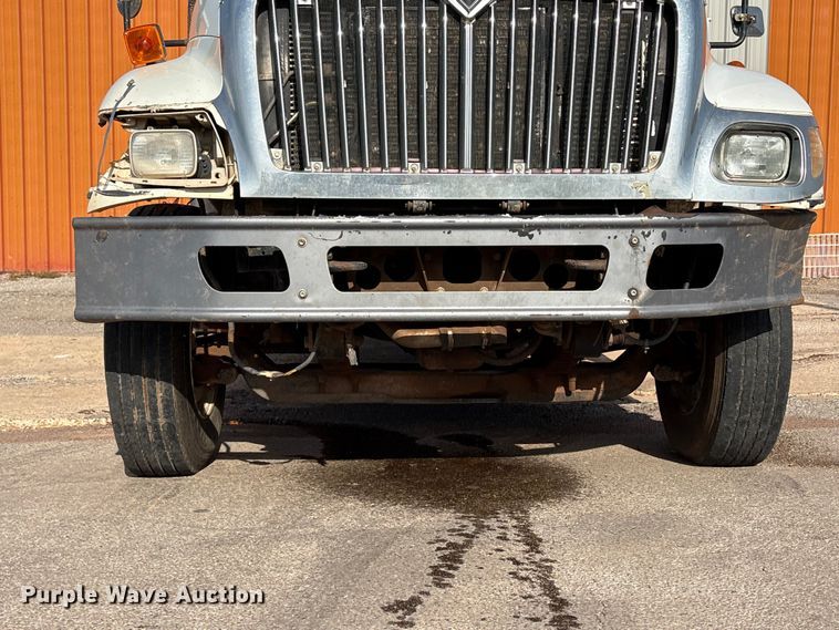 image for item EW0028 2005 International 7400 refuse truck