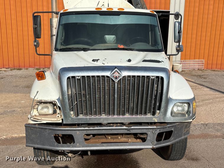 image for item EW0028 2005 International 7400 refuse truck